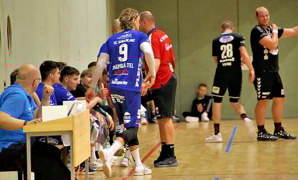 Hier wird Steve Baumgärtel im Heimspiel gegen Rot-Weiß Staßfurt eingewechselt - der erste Einsatz des 38-jährigen Routiniers für den HCB, mit dem er am vergangenen Samstag auch gegen seinen letzten Verein, den NHV Concordia Delitzsch, gewann.