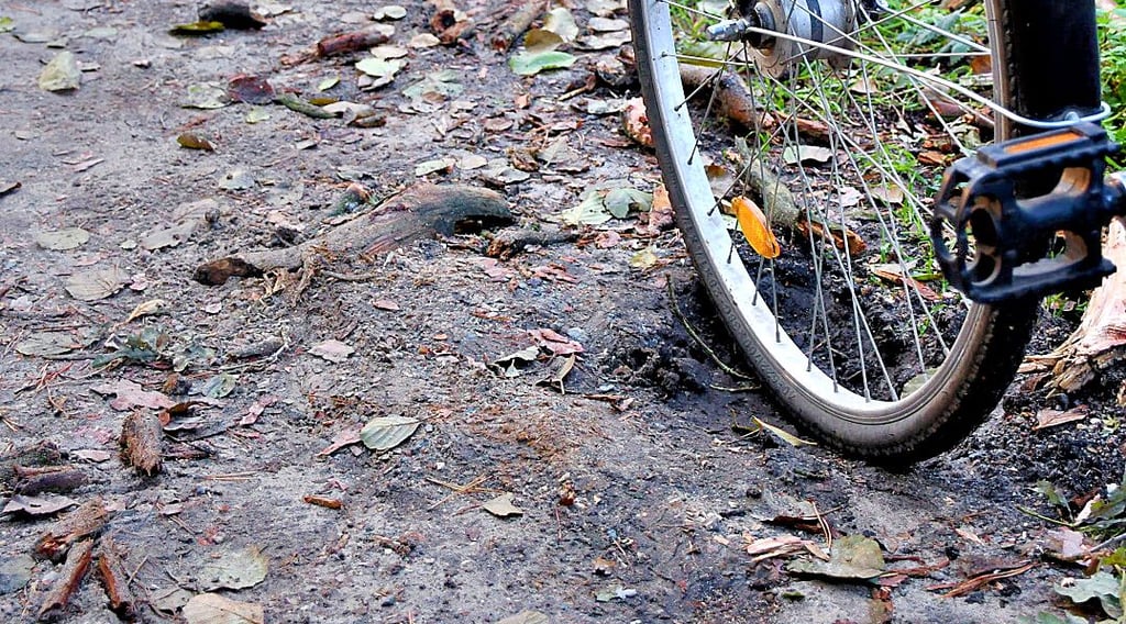 Wer mit dem Fahrrad in solche Löcher gerät, die durch Laub teilweise schlecht zu erkennen sind, kommt schnell ins Straucheln.