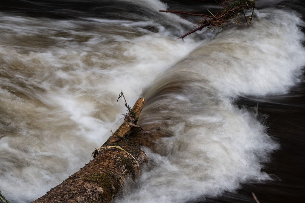 Wasser fließt im Fluss Oder vom Oderteich in die Odertalsperre im Harz.