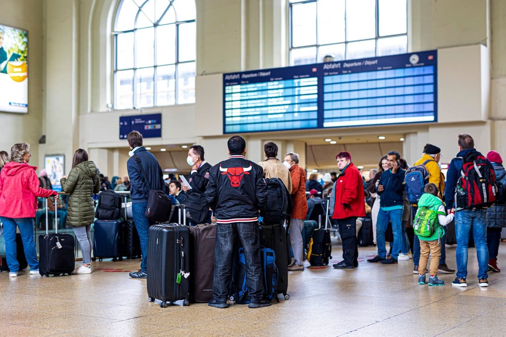 Reisende warten auf ihre Züge im Hauptbahnhof Hannover.