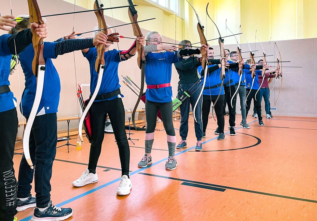 Bogenschießen macht ihnen sichtbar Spaß. Jeden Sonntag trainieren die Kinder und Jugendlichen - im Winterhalbjahr in der Turnhalle in Großzöberitz.