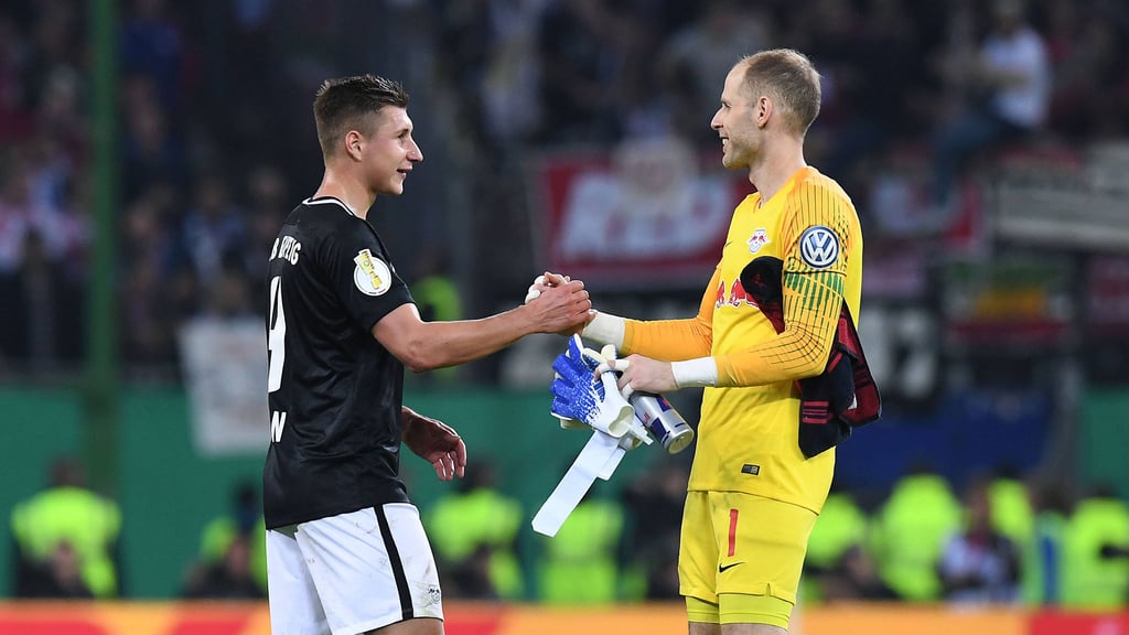 Kapitäne unter sich: Peter Gulacsi (r.) und Willi Orban.