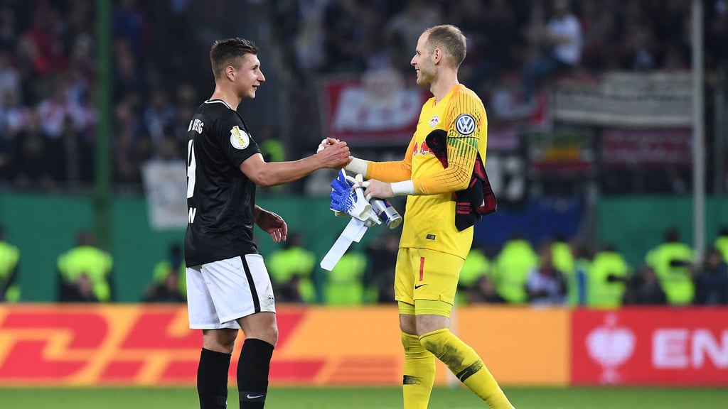 Kapitäne unter sich: Peter Gulacsi (r.) und Willi Orban.