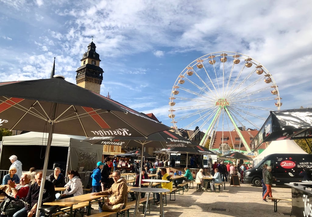 Zeitzer Zuckerfest am Samstag: Auf dem Altmarkt sind schon kurz nach dem Programmstart viele Gäste zusammengekommen. Die Attraktion ist das Riesenrad.