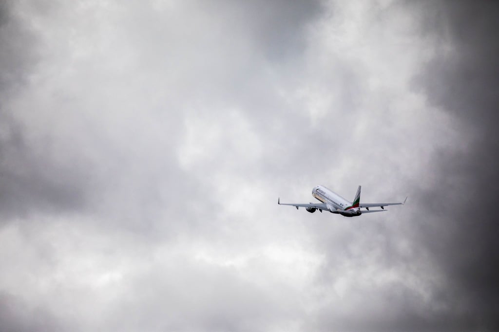 Ein Flugzeug mit abgeschobenen Menschen hebt vom Baden Airpark ab.