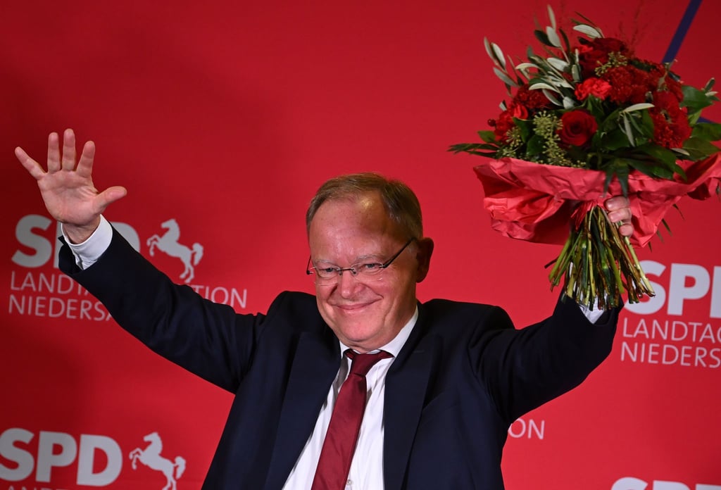 Stephan Weil (SPD), Ministerpräsident Niedersachsen, jubelt nach den ersten Hochrechnungen.