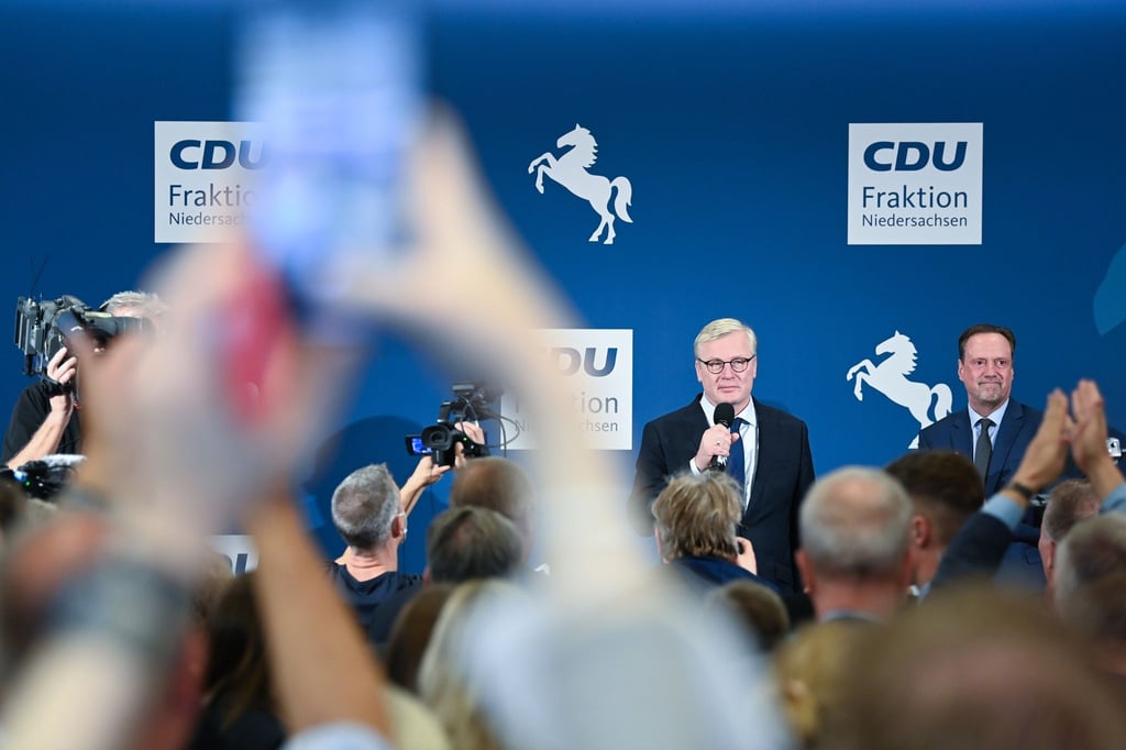 Rechts neben Bernd Althusmann auf der Bühne steht Dirk Toepffer.