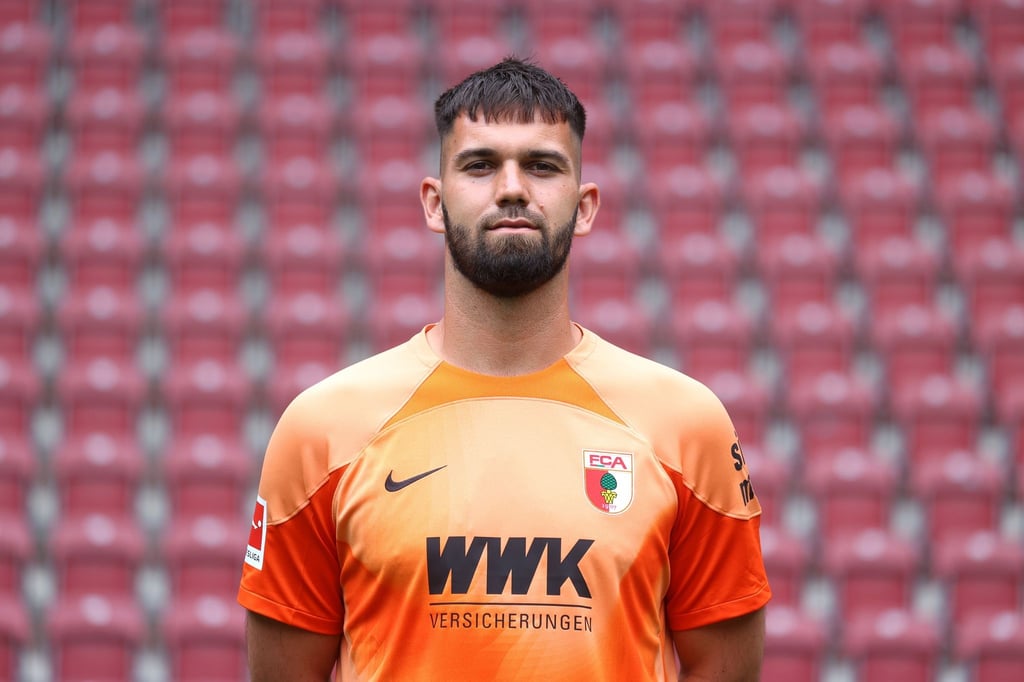 Denkt über seine Zukunft beim FC Augsburg nach: Torwart Tomas Koubek.