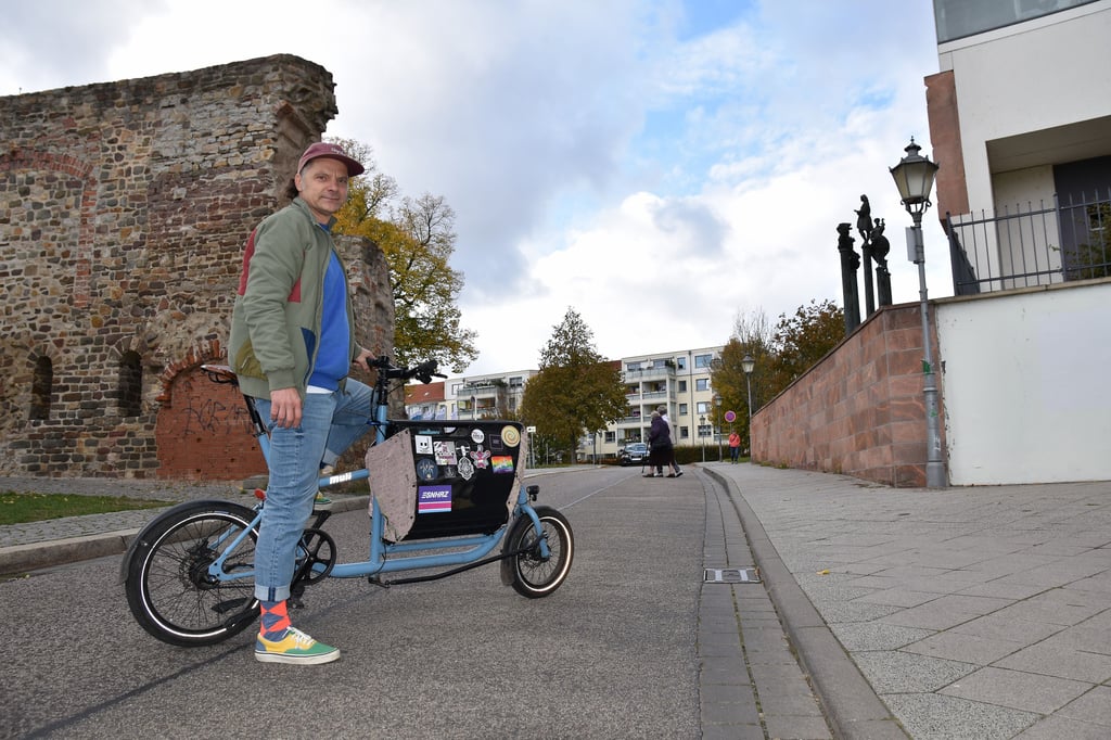 Florian Sosnowski von den „Urbanpiraten“ steht in der Großen Klosterstraße in Magdbeurg. Die Strecke ist etwa 170 Meter lang.
