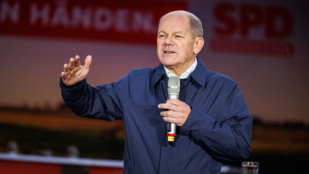 Bundeskanzler Olaf Scholz (SPD) spricht auf einer Abschlusskundgebung seiner Partei vor der Marktkirche in der Innenstadt von Hannover.