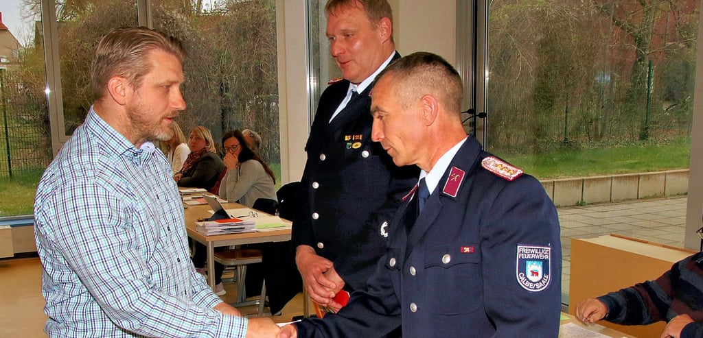 Calbes Bürgermeister Sven Hause beruft hier Lars Roschkowski zum Wehrleiter und Thomas Föhse (r.) zum stellvertretenden Wehrleiter während einer Stadtratssitzung nach der Vorschlagswahl in der Feuerwehr.