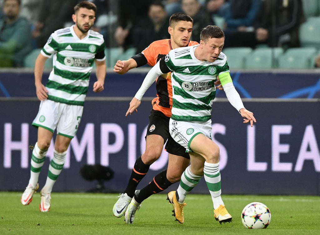 Callum McGregor (r) von Celtic Glasgow in Aktion.