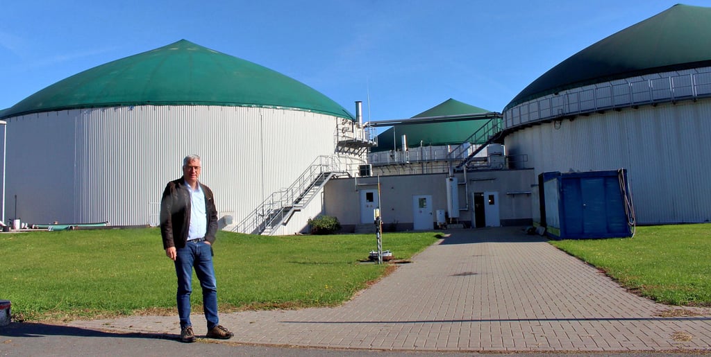 Urban Jülich zeigt die Biogasanlage in Hadmersleben. Mais, Rübenschnitzel und andere Rohstoffe aus der Landwirtschaft werden hier in Methangas umgewandelt, das dann ins öffentliche Gasnetz eingespeist wird.