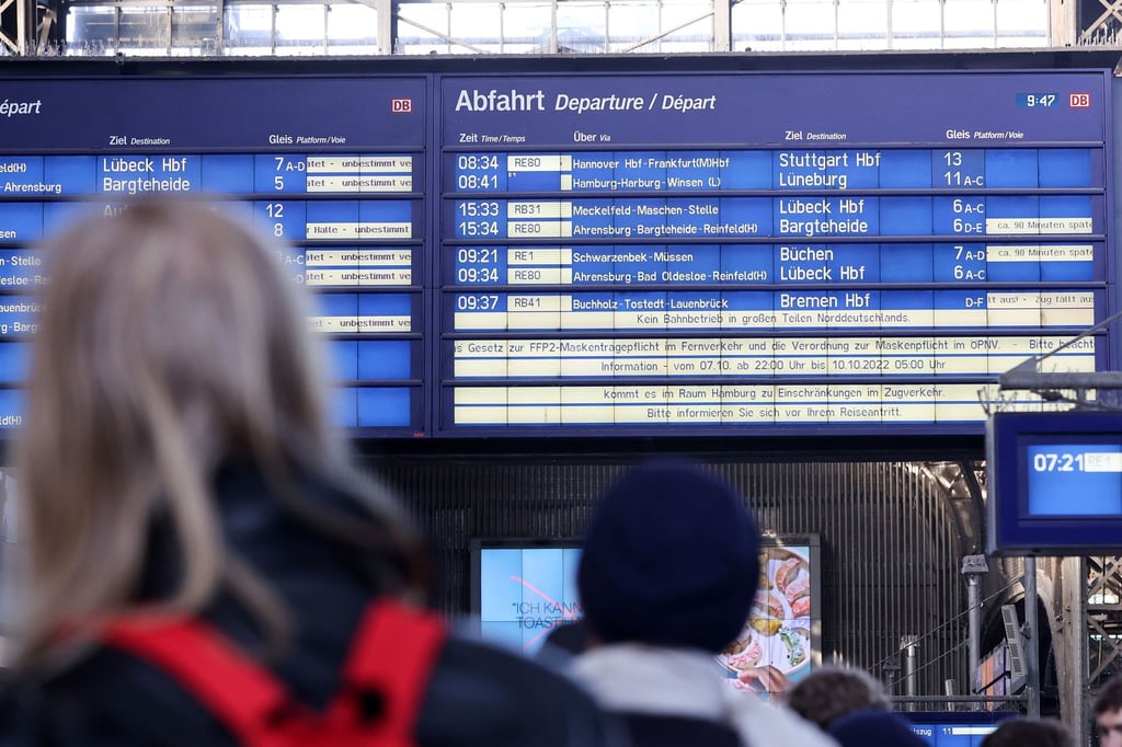 Zugausfälle und Verspätungen werden am Hamburger Hauptbahnhof angezeigt.