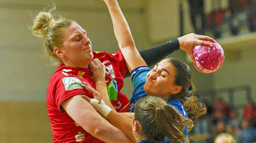 Helena Mikkelsen (l.) tat sich gegen Buxtehude schwer.
