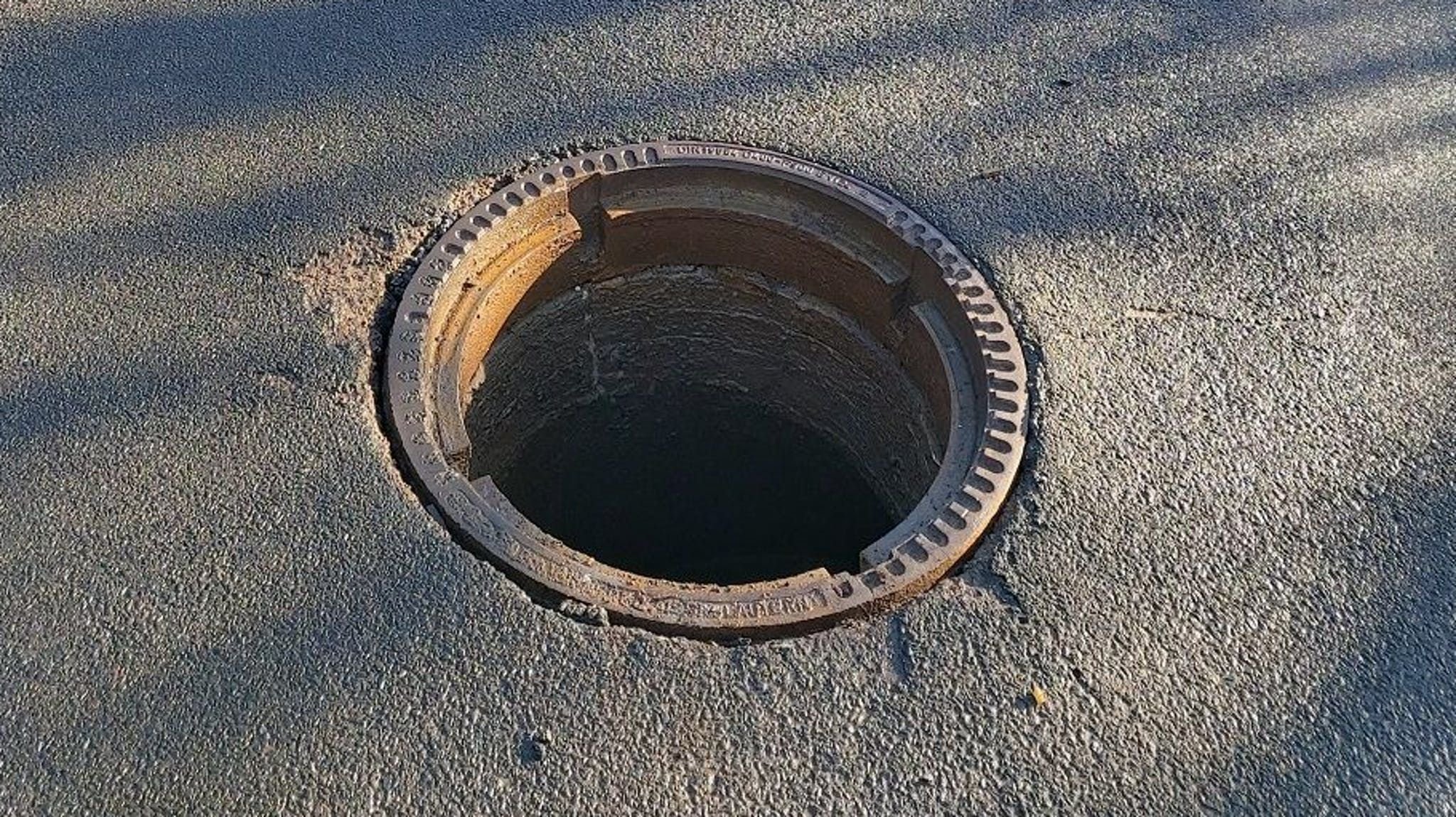 Zwischenfall In Der Anhaltstraße: Acht Gullydeckel Auf Straße In ...