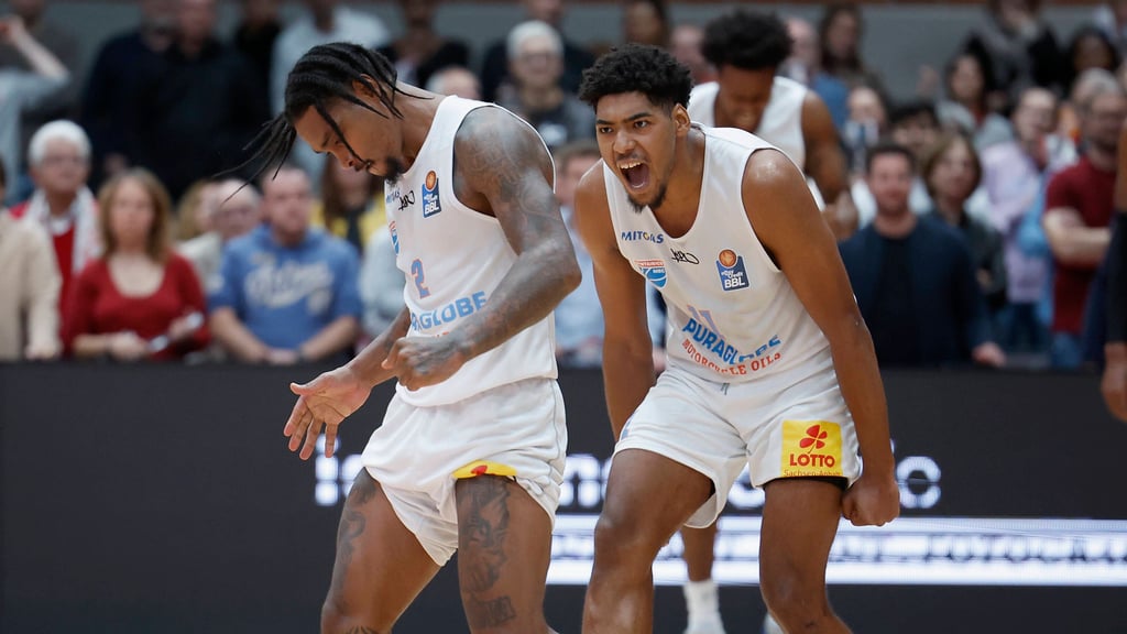 Die MBC-Profis Kosta Mushidi (r.) und der überragende Lamont Jones konnten den Spielverlauf in Würzburg wohl selbst kaum glauben.
