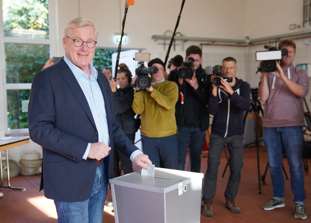 Bernd Althusmann steht im Wahllokal bei der Stimmabgabe für die Landtagswahl in Niedersachsen.