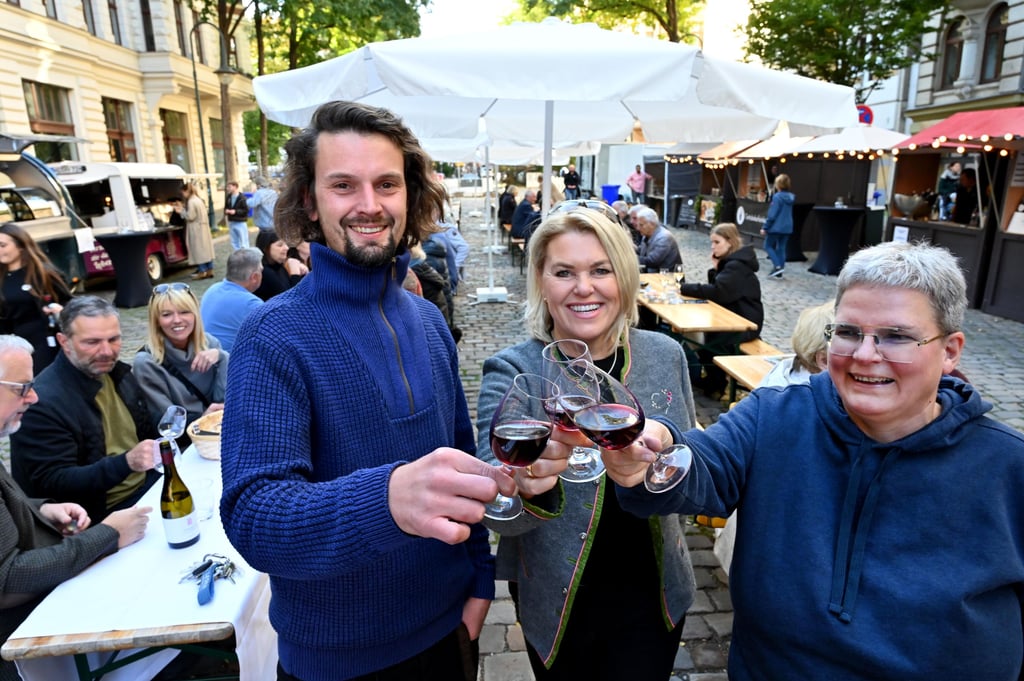 Am zweiten Oktoberwochenende 2022 wurde das erste Weinfest in der Liebigstraße gefeiert. Es ist eine Initiative von Hasselbachplatzmanagerin Marianne Tritz (Mitte) und den ortsansässigen Weinhändlern Karin Lassak (rechts) und Dominik Bogner von „basta“ (links).