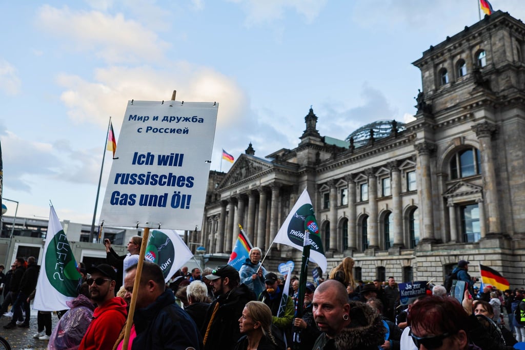 „Ich will russisches Gas und Öl!“ steht bei einer Demonstration der AfD auf einem Schild.