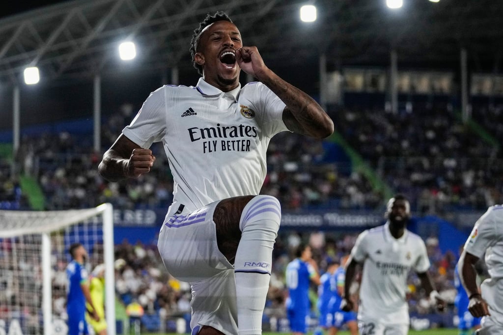 Eder Militao von Real Madrid jubelt über sein Tor zum 0:1. Sein Team übernimmt die Tabellenführung.