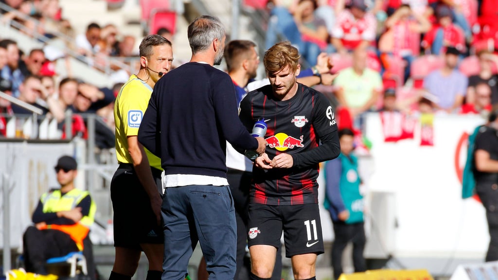 „Er hatte bisschen Schmerzen, wollte eine Tablette haben, die hat er bekommen”: Marco Rose und Timo Werner.
