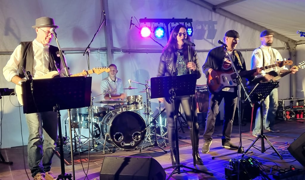 Darauf hatten so gut wie alle Festbesucher in Damerow gewartet: auf den ersten öffentlichen Auftritt der Band „Dein Puls“ überhaupt. Zu deren fünf Mitgliedern gehört Havelbergs Altbürgermeister Bernd Poloski (2. von rechts).