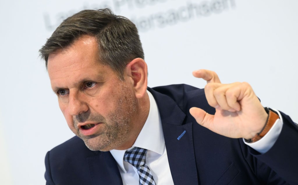 Olaf Lies (SPD), Energie- und Umweltminister von Niedersachen, spricht in der Landespressekonferenz.