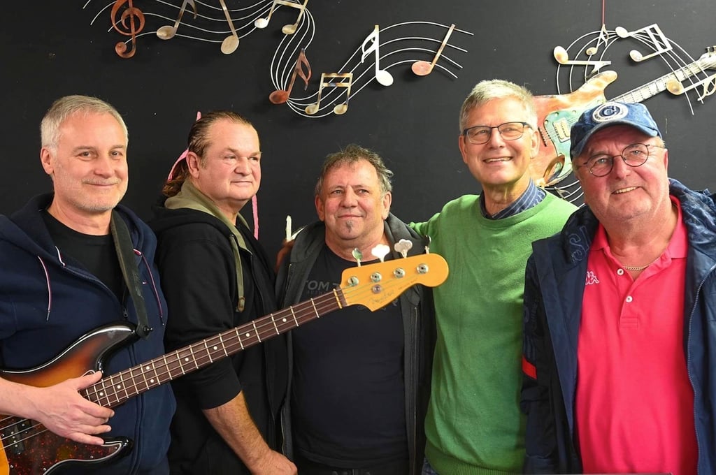 40 Jahre nach ihrer Auflösung plant die einstige Tangelner Schülerband "Neandertaler" am kommenden Sonnabend ein Comeback. Ab 20 Uhr spielen Gerd Ebert (von links), Ingo Röper, Andreas Tangermann, Frank Glaue und Heiner Kamieth im Jübarer Kastaniensaal auf.