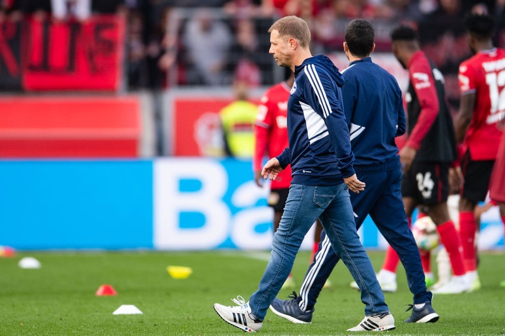 Trainer Frank Kramer steht nach der schwachen Partie seiner Schalker in Leverkusen unter Druck.