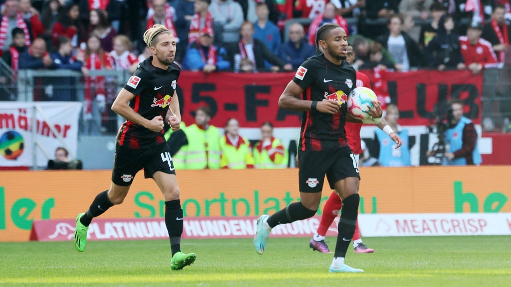 Christopher Nkunku (r.) nach seinem ersten Bundesliga-Kopfballtor für RB Leipzig.