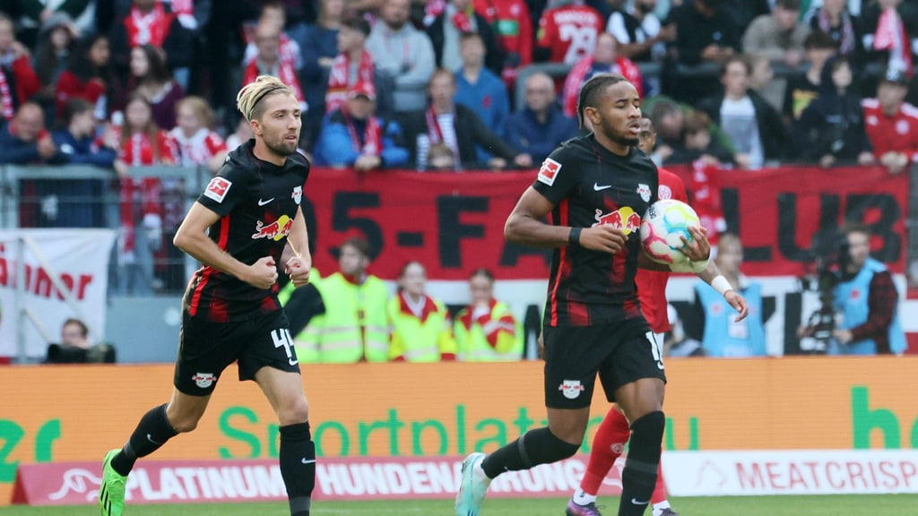 Christopher Nkunku (r.) nach seinem ersten Bundesliga-Kopfballtor für RB Leipzig.