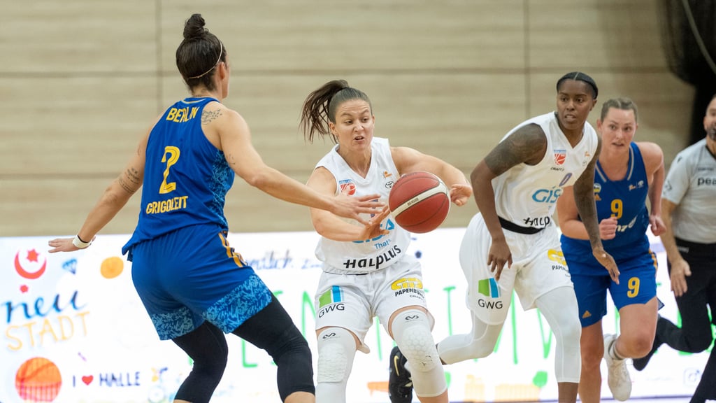 Laura Schinkel für den Gisa Lions MBC am Ball.