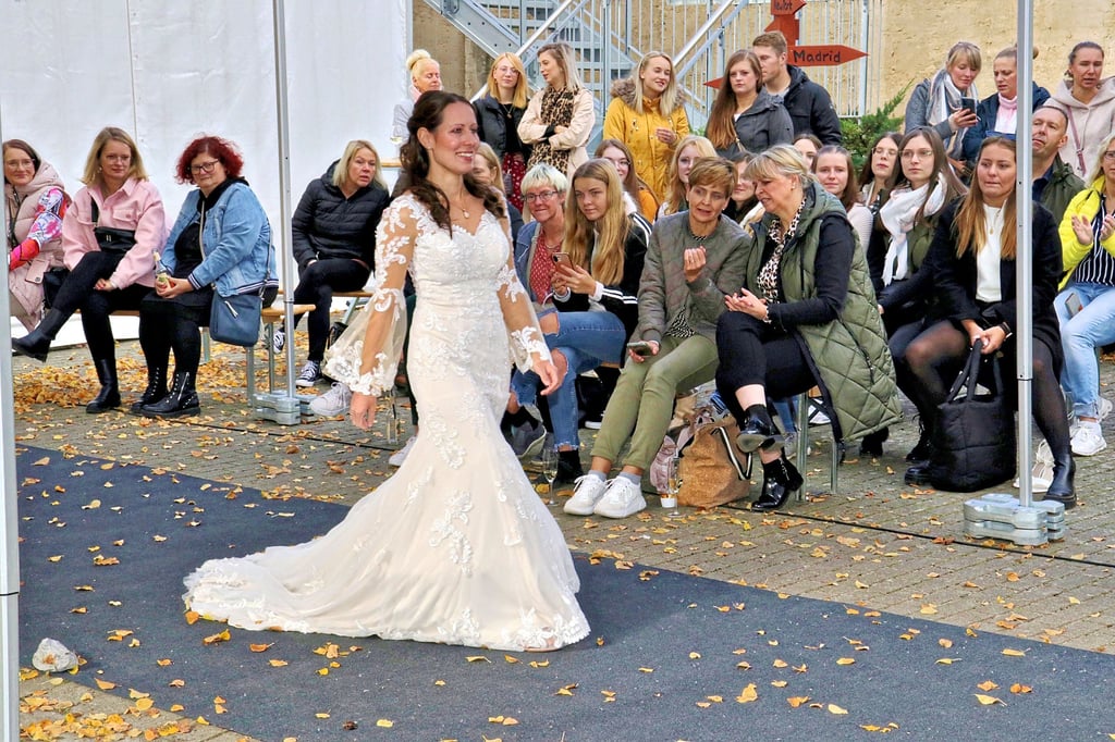 Auf dem Innenhof der Musikmarkthalle wurde im Rahmen zweier Hochzeitsshows diverse Brautmode von verschiedenen Anbietern und Models vorgestellt. Das Interesse der anwesenden Besucher war groß und sorgte für angeregte Fachsimpelei.