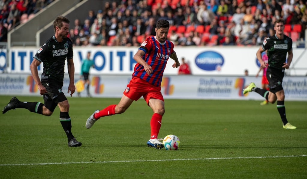 Heidenheims Tim Kleindienst (M) erzielt das 2:0.