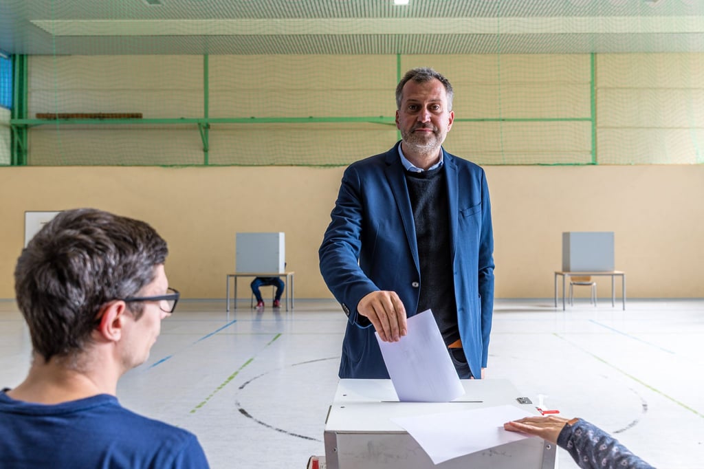 Tobias Schick (SPD) gibt im Wahllokal in der Lausitzer Sportschule seine Stimme ab.