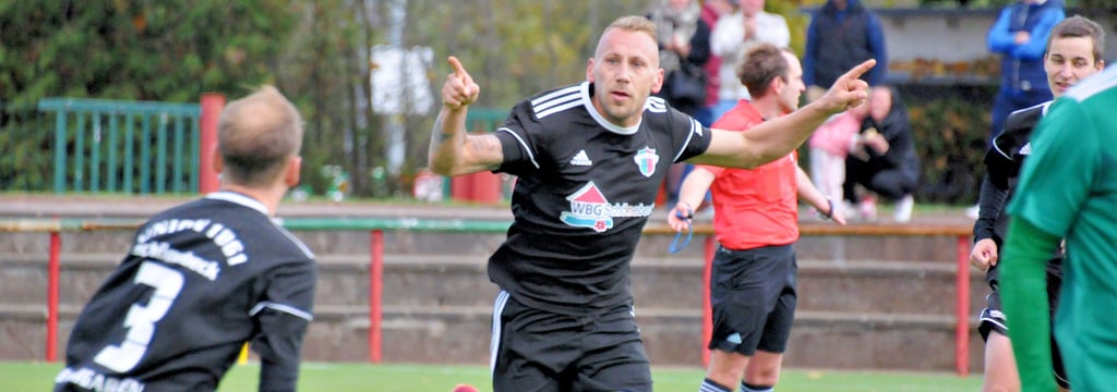 Die Freude über den entscheidenden Treffer musste einfach raus. Jubelnd drehte Schönebecks Marcus Bolze eine Runde, um anschließend mit den Teamkollegen zu feiern.