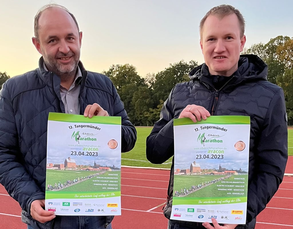 Thomas Staudt (links) und Carsten Birkholz vom Vorstand des Tangermünder Marathonvereins werben für den 13. Lauf.