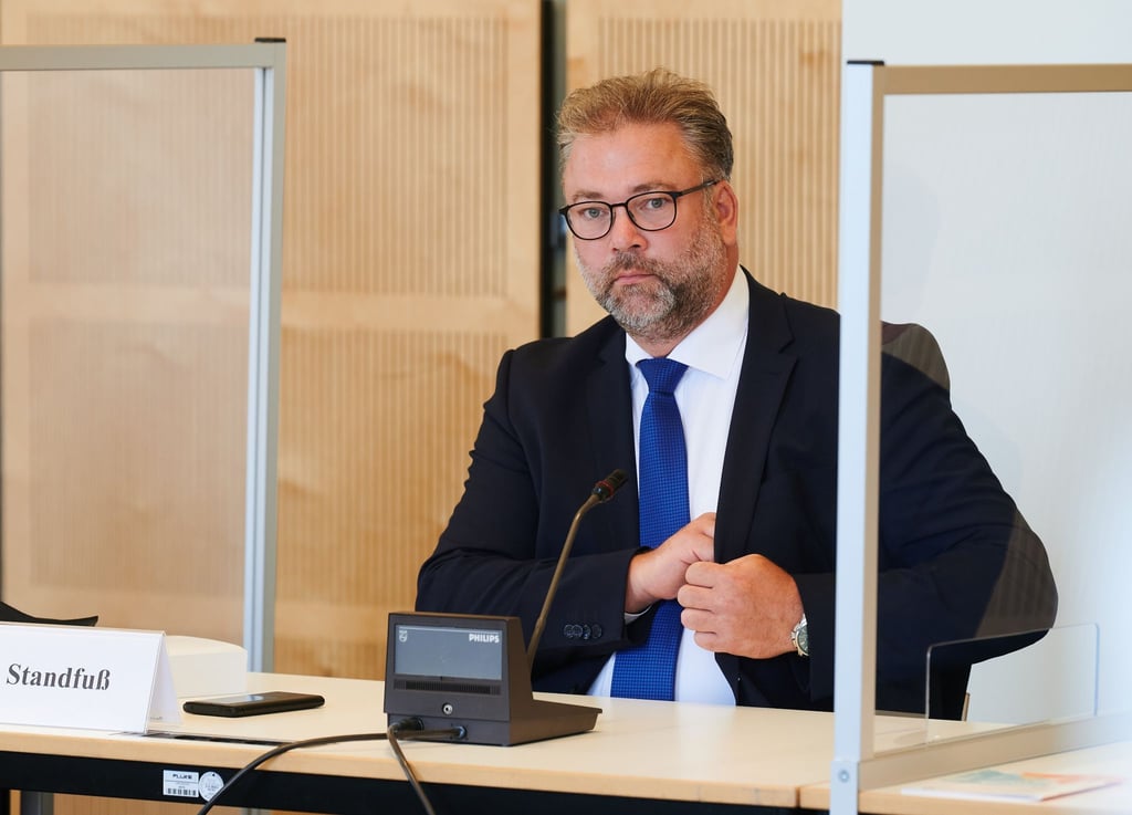 Der Abgeordnete Stephan Standfuß (CDU) sitzt in einer Pressekonferenz im Abgeordnetenhaus.