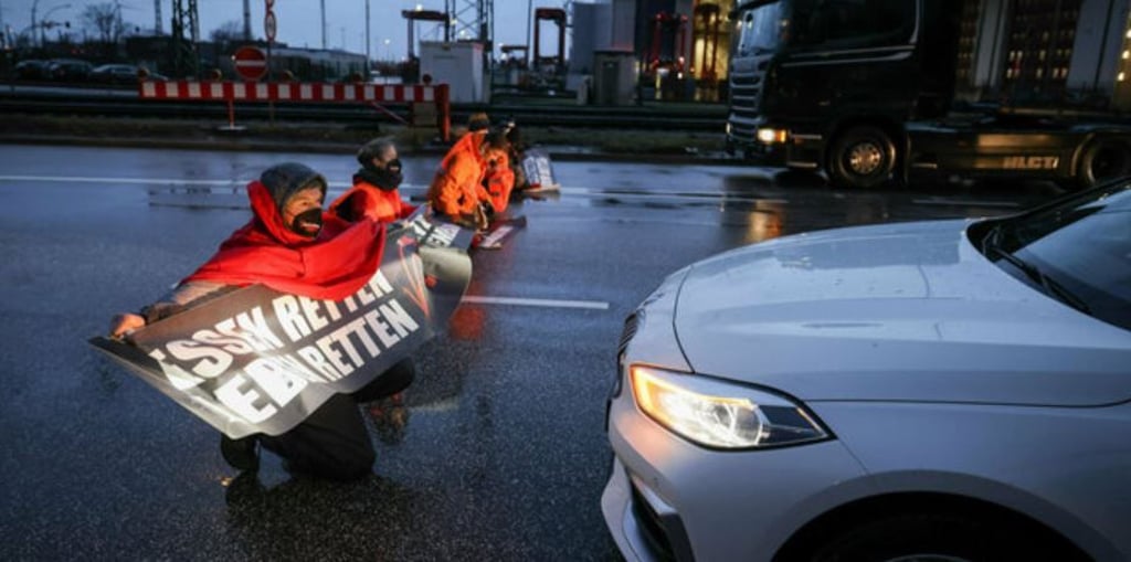 Die Klimaaktivisten von der Letzten Generation haben für die Zeit ab Montag, 10. Oktober, zahlreiche Blockaden der Autobahnen in und um Berlin angekündigt. Davon sind auch Pendler aus und nach Magdeburg betroffen. Symbolbild: