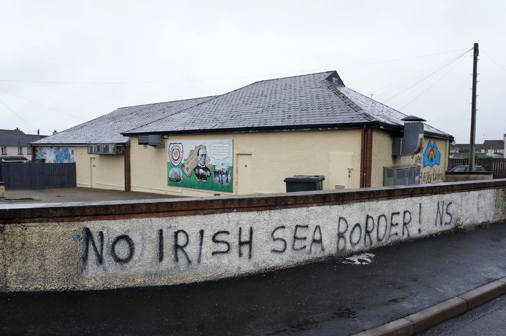 An einer Mauer steht „No Irish Sea Border“ („Keine Grenze in der Irischen See“).