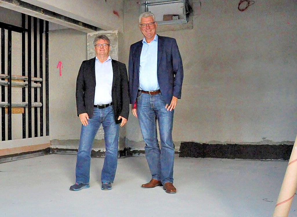 Die Arbeiten im Rollibad in Haldensleben gehen voran. Der Projektleiter René Vieille (l.) von den Stadtwerken Haldensleben und Geschäftsführer Detlef Koch (r.) stehen hier in der Finnischen Sauna.