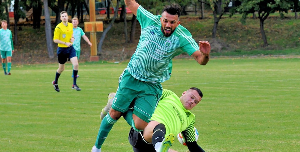 Knapp außerhalb des Strafraumes wurde Johnny Rodriguez Gomez (l.) von den Beinen geholt. Der folgende Freistoß blieb ohne Ertrag. Tobias Zschäpe