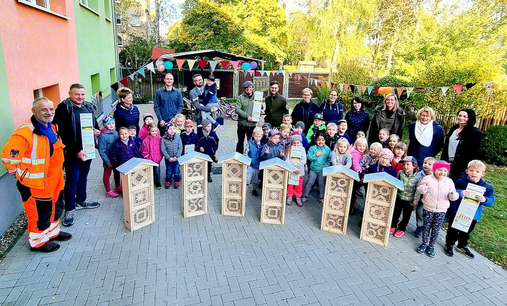 Kinder aus dem Havelberger „Zwergenland“ und „Regenbogen“, die Verantwortlichen dieser Einrichtungen sowie aus der „Villa Kunterbunt“ in Warnau, aus dem städtischen Hort und der Grundschule nahmen die Nisthilfen von Florian Lauer (hinten in der Mitte mit Schild) entgegen.