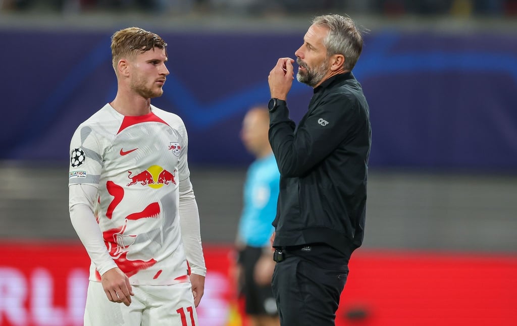 Leipzigs Timo Werner und Trainer Marco Rose unterhalten sich während einer Spielunterbrechung.