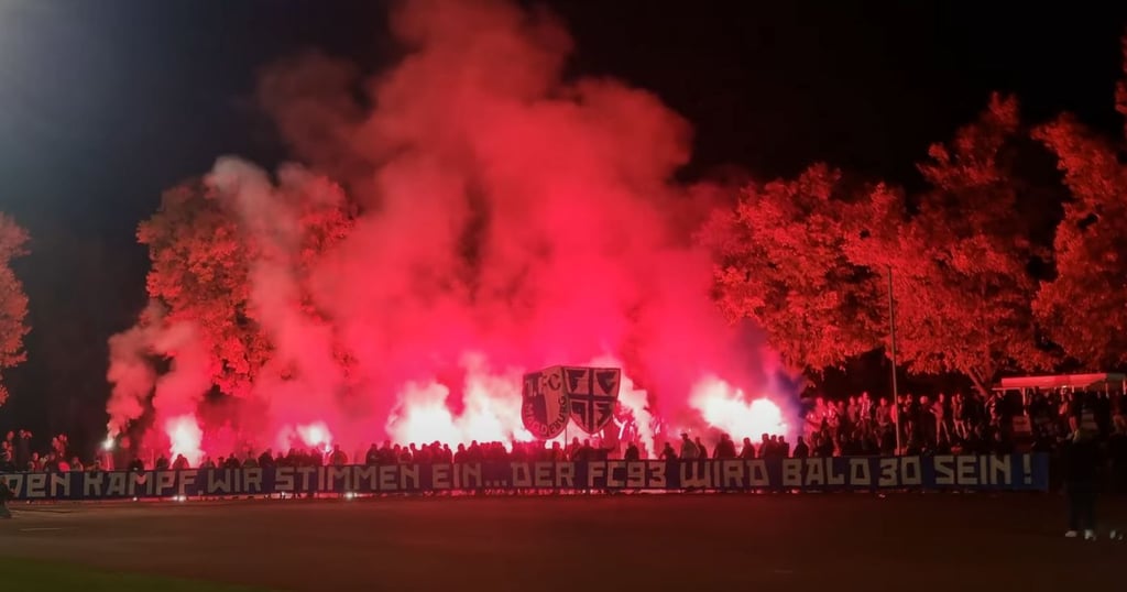 Heiß ging es her in Köthen: Die Fans vom 1. FC Magdeburg zündeten eine Pyroshow, anlässlich des anstehenden 30. Geburtstag vom Fanclub Coethen 93.