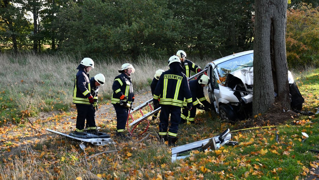 Die Arendseer Feuerwehr verschaffte sich Zugang zum Opel.