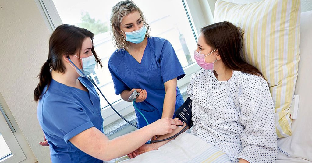 Bei der Ausbildung zum Pflegefachmann- und zur Pflegefachfrau beim Helios Bildungszentrum in Burg ist der Kontakt zu Patienten und der Umgang mit ihnen ein Schwerpunkt.