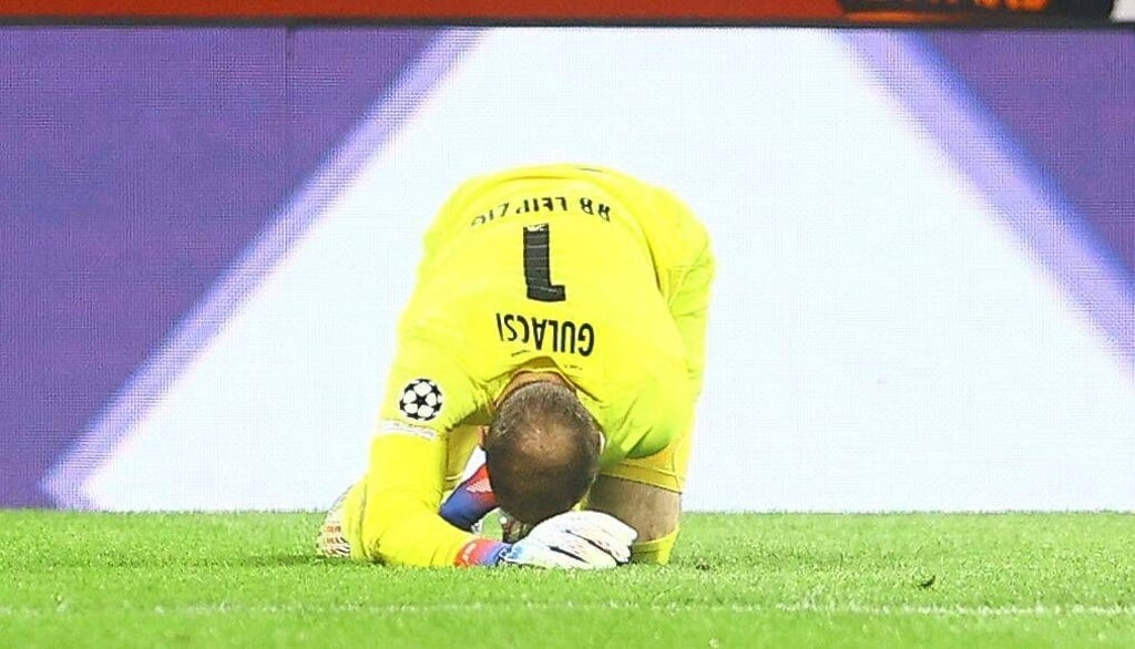 Peter Gulacsi von RB Leipzig fällt nach seinem Kreuzbandriss lange aus.