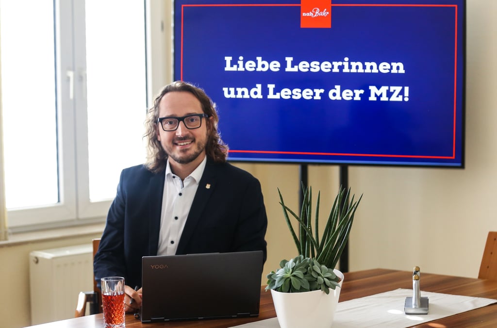 Merseburgs Oberbürgermeister Sebastian Müller-Bahr hat sein eigenes Video-Format entwickelt. Heute grüßt er mal die MZ-Leserinnen und -Leser.